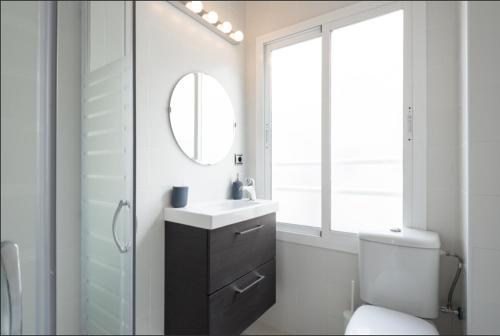 马拉加Alemania & SOHO by ELE Apartments的一间带水槽、镜子和卫生间的浴室