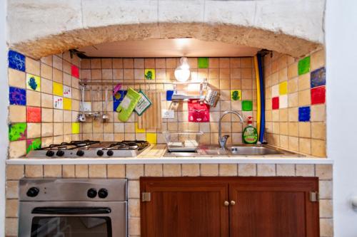 布林迪西Vivalavida的厨房配有水槽和炉灶