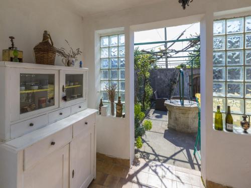 格里赞House Maya的一间带白色橱柜的厨房和一个庭院