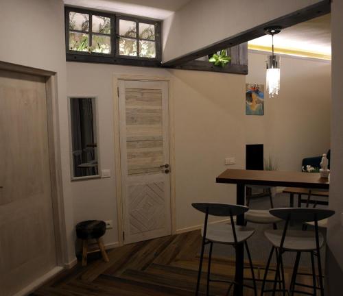 考纳斯DP Art Residence - self check in的一间带桌子和凳子的用餐室