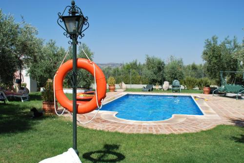 卢克生态农场及卡提基罗酒店的环绕着橙色环的游泳池