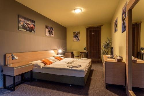 兹林Penzion ER1的一间卧室配有一张床、一张桌子和一张四柱床。