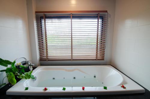 Khum Laanta Resort - SHA Extra Plus的一间浴室