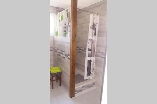Saint-Julien-de-CassagnasGITE LES MINOUX的带淋浴的浴室和长凳