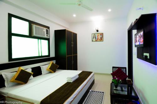 阿格拉Hotel Taj Niwas的一间卧室设有一张床和一个窗口