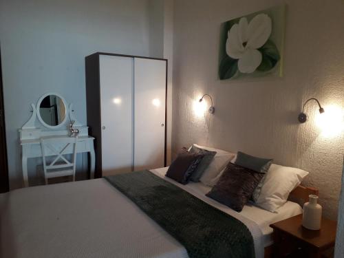 斯维蒂尤拉伊Delfin Apartments的一间卧室配有一张带两个枕头和镜子的床