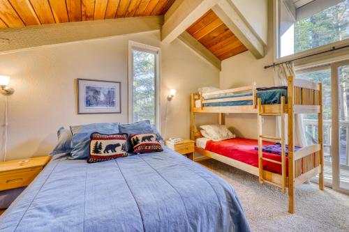 马姆莫斯湖Chamonix 85的一间卧室配有一张床和双层床。