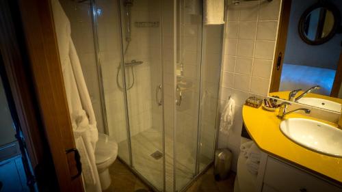阿尔豪林格朗德芬卡索瑞萨住宿加早餐旅馆的带淋浴、卫生间和盥洗盆的浴室