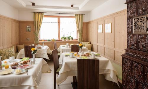 拉布拉Garni Appartment Wagnerhof的餐厅配有带白色桌布的桌子