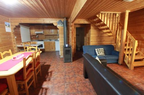 佩尼亚什达绍迪Chalé 6的带沙发和桌子的客厅以及厨房。