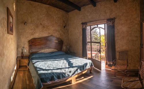 迪坡斯特兰Flor de Cera的一间卧室设有一张床和一个窗口