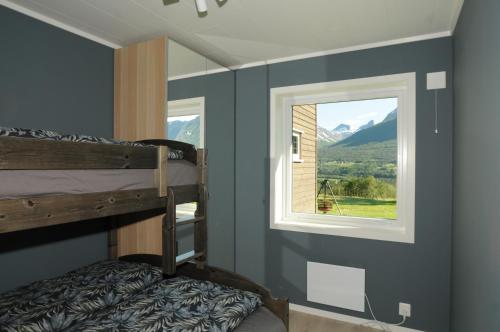 IsfjordenRomsdalseggen Lodge的一间卧室配有双层床和窗户。