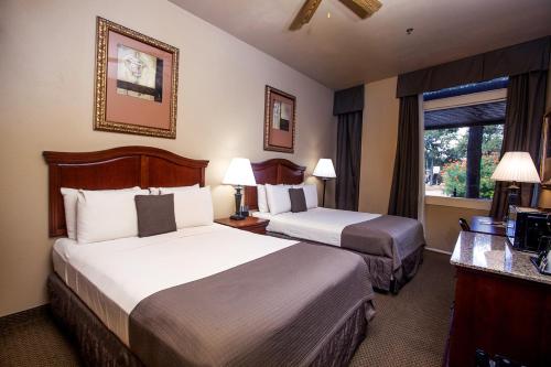 圣安东尼奥O'Brien Riverwalk Boutique Hotel的酒店客房设有两张床和窗户。