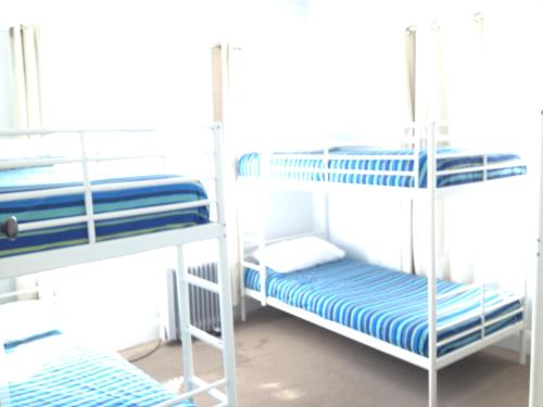 LatrobeLatrobe Mersey River Cabin and Caravan Park的一间房间,设有三张双层床