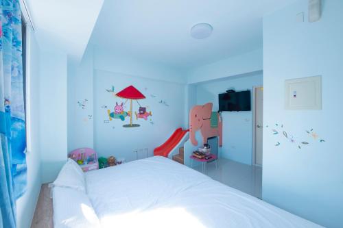 丰原区童之心乐园的蓝色客房中一间带床的卧室
