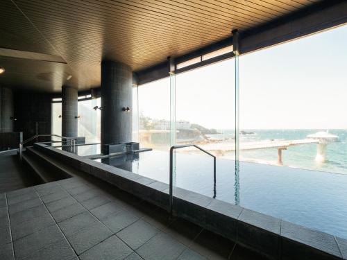 白滨白浜奇特莱斯希莫尔酒店的一座带大窗户的建筑里的一个大型水池