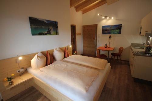 毛拉赫Ferienwohnungen Karwendel Camping的卧室配有白色的床和桌子