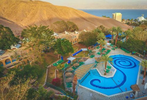 埃拉特Club In Eilat - Coral Beach Villa Resort的享有带游泳池的度假村的空中景致