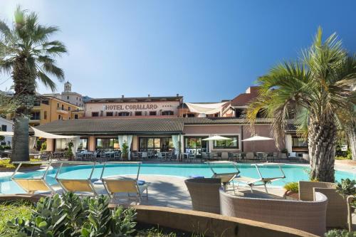 圣特雷莎加卢拉科拉拉洛酒店的一个带椅子的游泳池和一间酒店