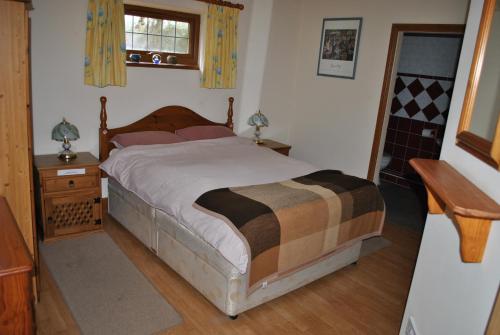 FirbeckOldcotes Cottages的一间卧室配有一张床,铺有木地板