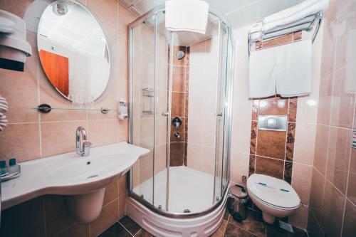 厄吕代尼兹亚尔度假村的带淋浴、盥洗盆和卫生间的浴室
