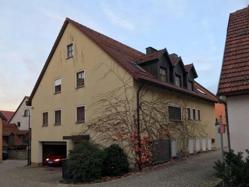 贝岑施泰因Ferienwohnung Burgblick的一座棕色屋顶建筑