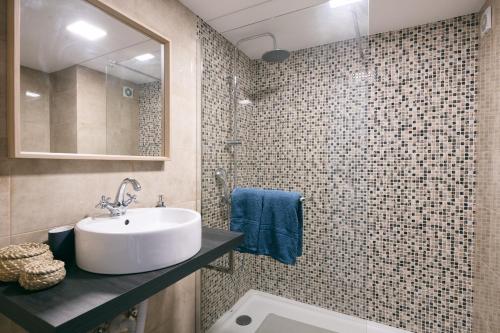 丰沙尔BINIS Apartment的一间带水槽和镜子的浴室