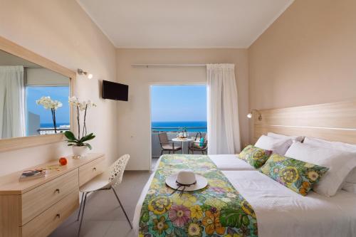 斯加雷塔斯卡勒泰绿洲酒店的一间卧室设有一张床,享有海景