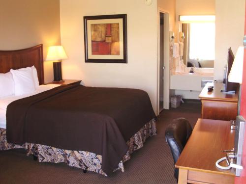 塔尔萨信风中央酒店的一间酒店客房 - 带一张床和一间浴室