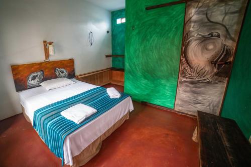 阿约拉港Galapagos Morning Glory的一间卧室配有一张壁画床