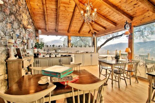 阿拉霍瓦AlmondHouse Suites with Fireplace - ADULTS ONLY的厨房以及带桌椅的用餐室。