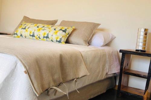 安加罗阿Taina Ta的床上有毯子和枕头