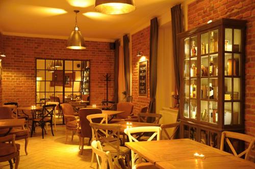 普日布拉姆时光咖啡旅馆的一间带桌椅的餐厅以及砖墙