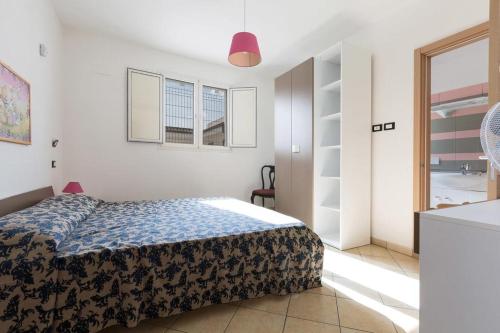 拉卡莱Casa Vacanza Aurora 6-8 posti letto的一间小卧室,配有床和窗户