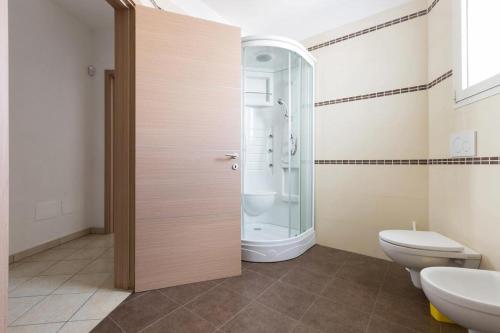 拉卡莱Casa Vacanza Aurora 6-8 posti letto的带淋浴、卫生间和盥洗盆的浴室