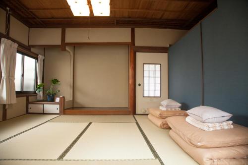 Shimo-yugeGuest House tokonoma的一间设有两张床铺的客房,位于一个天花板上