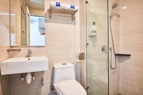 新加坡ibis budget Singapore Joo Chiat的浴室配有卫生间、盥洗盆和淋浴。
