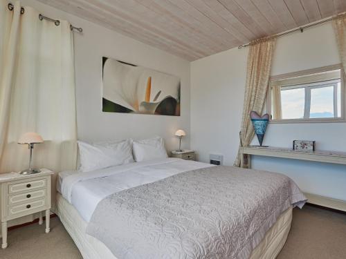 凯库拉Lemon Tree Lodge的卧室配有白色的床和窗户。