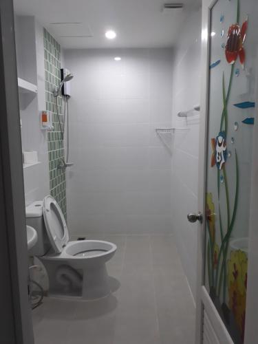 卡图B&B NAMO PHUKET的一间带卫生间和淋浴间的浴室