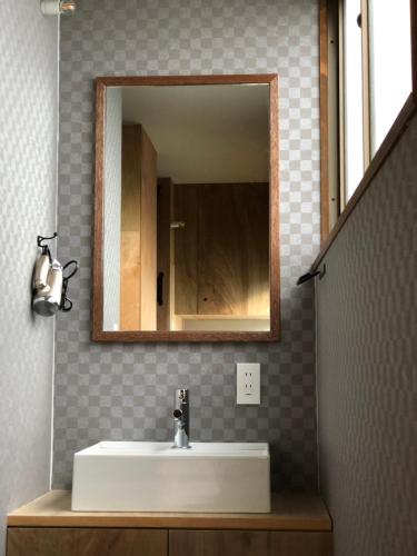 札幌Guesthouse OYADO SAPPORO的一间带水槽和镜子的浴室