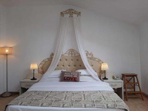 奥拉维察康多尔酒店的一张有读起来的爱情标志的床