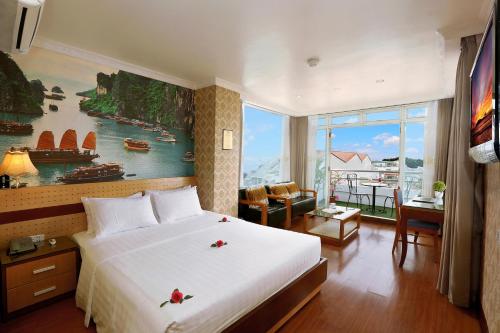 河内Hanoi House Hostel & Travel的一间卧室设有一张大床和一个大窗户