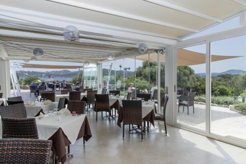 波多博罗Isola dei Gabbiani - Land of water的用餐室设有桌椅和窗户。