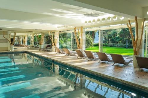 卢加诺卡斯塔尼奥拉大酒店的房屋内带椅子的游泳池