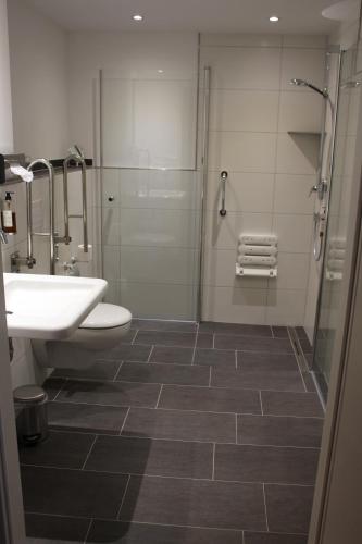 帕德博恩兰德豪斯贾格尔克鲁格酒店的一间带水槽、淋浴和卫生间的浴室