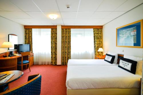 贝克贝亨贝克贝亨-阿陪尔顿弗莱彻餐厅酒店的酒店客房配有两张床和一张书桌