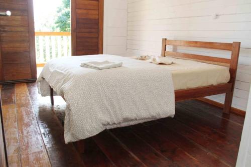 São JoséBEMA FARM的一间卧室配有一张床,上面有两条毛巾