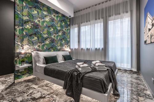 博洛尼亚Ugo Bassi Apartments的一间卧室配有一张带彩色墙壁的床