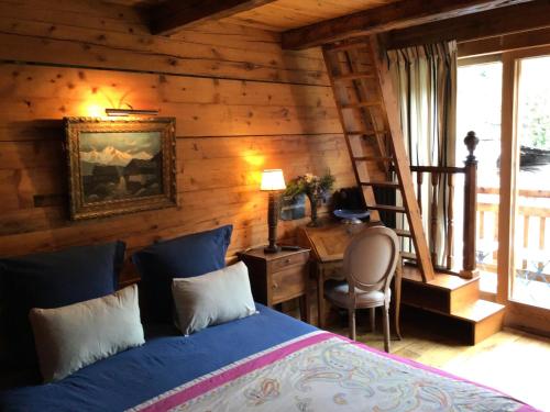 拉克吕萨勒巴纳住宿加早餐旅馆的一间卧室配有一张床和一张桌子及椅子
