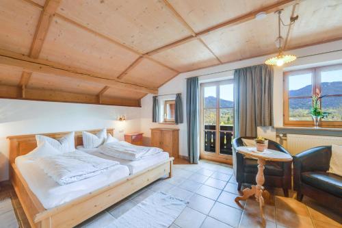 伦格里斯Jaudenhof - Apartment Schönbergalm的一间卧室配有一张床、一张沙发和一张桌子